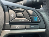 【プロパイロット】高速道路でドライバーに代わってアクセル、ブレーキ、ステアリングを自動制御します。