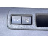 【パワーバックドア】スマートキーや運転席のボタンを押すだけでリアゲートが自動で開閉します!荷物を持っている時や、高い位置にあるバックドアを閉める際に便利な機能です♪