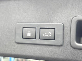 【パワーバックドア】スマートキーや運転席のボタンを押すだけでリアゲートが自動で開閉します!荷物を持っている時や、高い位置にあるバックドアを閉める際に便利な機能です♪