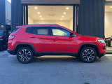 【ホイールアーチ】台形ホイールアーチはJeep伝統のデザインです。採用している理由は諸説ありますが、オフロードを走行する際にタイヤとボディが干渉しあわないよう配慮した作りにするためとなります。