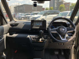 すっきりした運転席周りにはナビやエアコンの操作パネルを設置しておりますので、お一人での運転でもご安心できます。