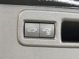 【パワーバックドア】スマートキーや運転席のボタンを押すだけでリアゲートが自動で開閉します!荷物を持っている時や、高い位置にあるバックドアを閉める際に便利な機能です♪