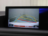 車庫入れや縦列駐車などの際に、後退操作の参考になるガイドラインをモニター画面に表示します。
