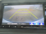 【リアカメラ】リバースに入れるだけで後方の映像が映ります。安全確認や、狭い駐車場での車庫入れ、雨の日や夜間など視界の悪い時に便利です。安全にバックする為には欠かせない装備です。