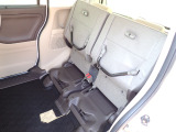 ◆チップアップ&ダイブダウン機構付【ULTR SEAT】は後席座面を左右分割で跳ね上げることができます。トランクで積載できない背の高い荷物をラクラク収納できます。ホンダ車ならではの人気装備です。