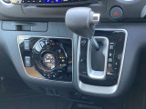 スタイリッシュなオートエアコン&インパネシフト。見た目もスマートで、快適な室内空間を保ちます。
