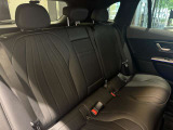 メルセデスのシートは少し硬めになっております。長時間の運転の際、適度な反発があることでお尻や腰の負担を減らす効果が御座います。