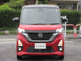 【LEDヘッドランプ】ハロゲンヘッドランプの約2倍の光量でより明るく遠くを照射。視認性、長寿命、省電力に優れ、スタイリッシュな白光色も魅力