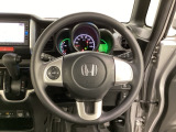 ステアリングスイッチがついていますので、オーディオのチャンネル変更、ボリューム、ジャンル変更が操作可能です。ハンドルから手を離さず安全に操作できます。