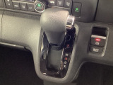 インパネシフトを採用しているので、前席の足元も広々としています。運転席と助手席の行き来もスムーズです!