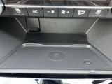 Qi規格のワイヤレス充電器を装備していますので、車内でのモバイル機器の充電も楽に行ってもらえます。