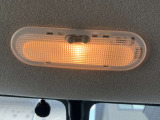 優しいルームランプが車内を照らしてくれます。