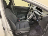 運転席になります。シートはファブリックで包み込んだベーシックなシートです。通気性が良くて蒸れにくい上に、保温性も高いので冬場でも冷えを感じにくいです♪