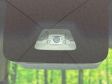 【スマートアシスト】走行中に前方の車両等を認識し、衝突しそうな時は警報とブレーキで衝突回避と被害軽減をアシスト。より安全にドライブをお楽しみいただけます。