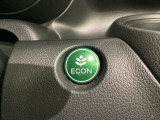ECONモードをONにするとアクセルペダルの動きに対するエンジンの反応とエアコンの制御を切り換えることで、燃費のいい運転をするドライバーがペダルを踏んだ時と同じようにエンジンを制御します。