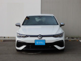 LEDマトリクスヘッドライト「IQ.LIGHT」を装備。フロントカメラで対向車や先行車を検知してLEDを個別で自在に点灯消灯の制御をし、最適な配光を可能にしたヘッドライトシステムでございます。