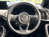 インテリアに合わせたデザインのステアリングは、運転される方のことも考え、運転しやすい形状、大きさです。是非一度、実際に触ってお確かめください。