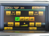 左右独立温度コントロールフルオートエアコンです。運転席、助手席それぞれで独立して温度設定ができます。冷え性の方が乗っても安心ですね♪