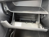 【グローブボックス】大容量のグローブボックスです!!車検証ケース他、日頃使う小物類の収納スペースもたくさんあります!