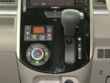 オートエアコンで暑い夏も寒い冬も快適な車内で運転出来ます。