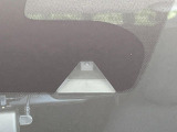 【エマージェンシーブレーキ】走行中に前方の車両等を認識し、衝突しそうな時は警報とブレーキで衝突回避と被害軽減をアシスト。より安全にドライブをお楽しみいただけます。
