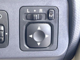 【電動格納ミラー】サイドミラーは電動格納式となっており、狭い駐車場でもキズがつくリスクを抑えられます。