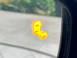 【ブラインドスポットインフォメーション】走行中、ドアミラーの死角になりやすい箇所に後続車が接近するとサイドミラー付近に警告を表示、ドライバーに注意喚起をしてくれます。