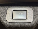 【パワーバックドア】スマートキーや運転席のボタンを押すだけでリアゲートが自動で開閉します!荷物を持っている時や、高い位置にあるバックドアを閉める際に便利な機能です♪