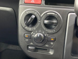 【オートエアコン】一度お好みの温度に設定すれば、車内の温度を検知し風量や温度を自動で調整。暑い&hellip;寒い&hellip;と何度もスイッチ操作をする必要はありません。快適な車内空間には必須の機能ですね♪