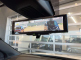 後席の荷物や乗員に遮られないクリアな後方視界を実現。スイッチ一つで通常の鏡面と切替可能です!