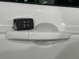 【キーレスエントリー】バッグやポケットからキーを取り出すことなく車にアクセスして、ロックとアラームを設定できます。 毎日の利便性をさらに高める機能です。