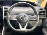 インテリアに合わせたデザインのステアリングは、運転される方のことも考え、運転しやすい形状、大きさです。是非一度、実際に触ってお確かめください。