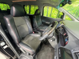 運転席まわりには十分なスペースがあり、大柄な方でもゆったり運転していただける環境です。