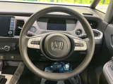 インテリアに合わせたデザインのステアリングは、運転される方のことも考え、運転しやすい形状、大きさです。是非一度、実際に触ってお確かめください。