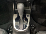 CVT車のセレクトレバーです。低速から高速まで、変速ショックのないスムーズな走りを実現するとともに、エンジン効率のよい領域を維持することで燃費にも貢献します。