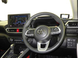 運転席まわりです。 各操作スイッチは使いやすい位置に配置されてます。