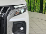 【LEDヘッドライト】悪天候や夜間走行時も良好な視界を確保し安心して運転できる高輝度LEDヘッドライトを装備!点灯速度が早く、消費電力も抑えられています。