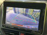 【バックカメラ】駐車時に後方がリアルタイム映像で確認できます。大型商業施設や立体駐車場での駐車時や、夜間のバック時に大活躍!運転スキルに関わらず、今や必須となった装備のひとつです!