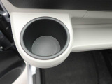 カップホルダーは運転席や助手席からちょうど手の届く位置です!!