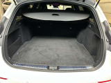 ゆったりとしたトランクルームでございます。たくさんのお荷物の車載が可能でございます。