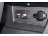 USBソケットがついていますのでコードを繋げばスマートフォンなどの充電が出来ます!オーディオソース USB 対応しております。