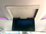【フリップダウンモニター】大画面モニターで後席でもエンタメをお楽しみいただけます。小さなお子様にも大人気の装備です♪
