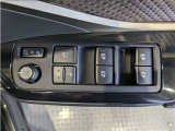 パワーウィンドウのスイッチですよ。 運転席に居ながら窓を開け閉めのコントロールできますよ。 ロック機能で、子供がイタズラして窓を開けるという事も無くなりますよ。