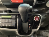 CVT車のセレクトレバーです。低速から高速まで、変速ショックのないスムーズな走りを実現するとともに、エンジン効率のよい領域を維持することで燃費にも貢献します。