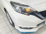 【LEDヘッドライト】悪天候や夜間走行時も良好な視界を確保し安心して運転できる高輝度LEDヘッドライトを装備!点灯速度が早く、消費電力も抑えられています。