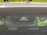 【トヨタセーフティセンス】走行中に前方の車両等を認識し、衝突しそうな時は警報とブレーキで衝突回避と被害軽減をアシスト。より安全にドライブをお楽しみいただけます。