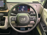 インテリアに合わせたデザインのステアリングは、運転される方のことも考え、運転しやすい形状、大きさです。是非一度、実際に触ってお確かめください。