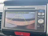 【バックカメラ】駐車時に後方がリアルタイム映像で確認できます。大型商業施設や立体駐車場での駐車時や、夜間のバック時に大活躍!運転スキルに関わらず、今や必須となった装備のひとつです!