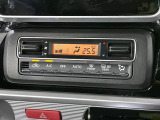 【オートエアコン】一度お好みの温度に設定すれば、車内の温度を検知し風量や温度を自動で調整。暑い&hellip;寒い&hellip;と何度もスイッチ操作をする必要はありません。快適な車内空間には必須の機能ですね♪