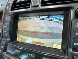 【バックカメラ】運転席から画面上で安全確認ができます。駐車が苦手な方にもオススメな便利機能です。